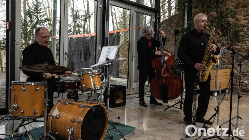 Die Musiker des Juri-Smirnov-Trios zeigen beim Konzert im Gedankengebäude der Burg Wernberg ihr Können. Bild: Monika Renda/exb