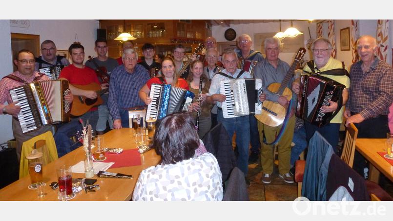 Musikalische und gesangliche Leckerbissen zum Mitsingen präsentieren die 17 Vollblut-Akteure. Bild: bk