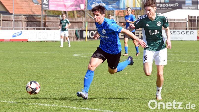 Mit zwei Toren in der Schlussphase rettete Jakub Nedbaly (rechts, hier im Laufduell mit Maximilian Hafenbrädl) dem SV Mitterteich gegen den 1. FC Herzogenaurach noch einen Punkt. Bild: Gebert