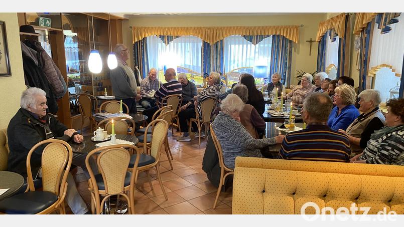 Aufmerksame Zuhörer beim Vortrag von Harald Köcher (stehend links) im Café Seegerer in Tännesberg. Bild: Josef Glas