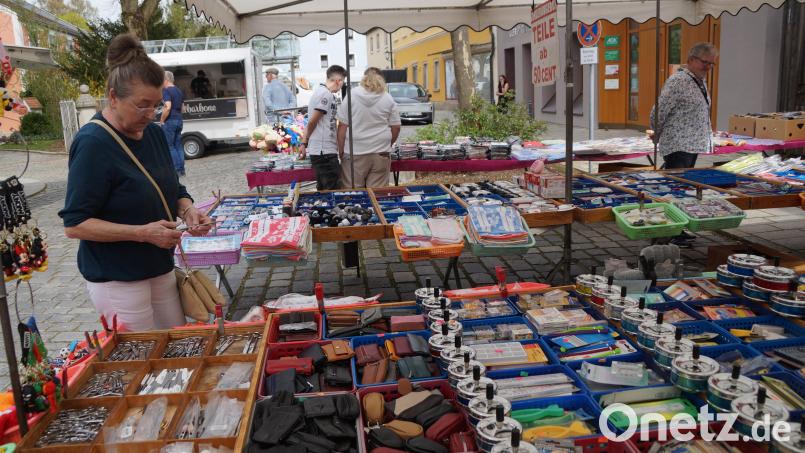 &quot;Alle Teile 50 Cent&quot; bietet ein Stand am Marktplatz. Bild: wel