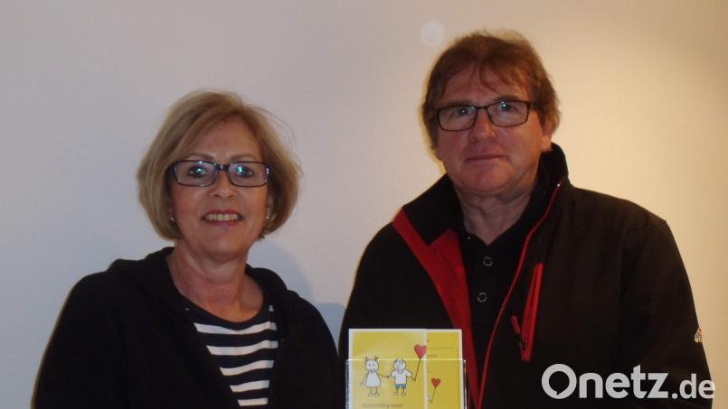 Mit einer Spende von 2000 Euro überrascht Johann Lindner die Vorsitzende der Selbsthilfegruppe krebskranker Kinder, Petra Waldhauser. Bild: u
