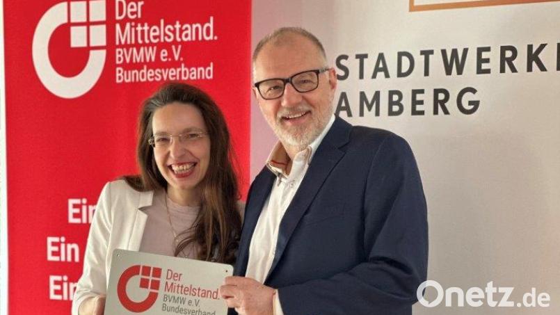 Schild und Urkunde wurden von Violetta Meyer, Beauftragte des BVMW (Region Oberpfalz) wurden an Stadtwerke-Geschäftsführer Frank Backowies überreicht. Bild: Karoline Gajeck-Scheuck/exb