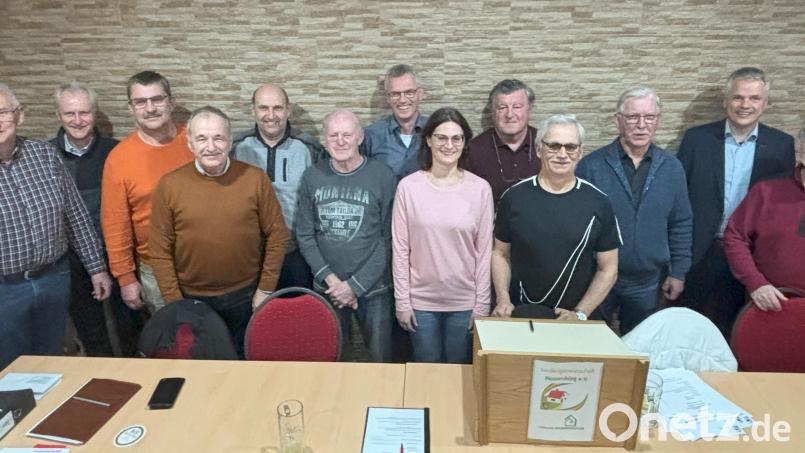 Der neu gewählte Vorstand des Siedlerbunds Flossenbürg (von links): zweiter Vorsitzender Reinhold Sollfrank, zweiter Schriftführer Robert Stahl, zweiter Kassier Ralf Hertrich, Beisitzer Albert Lurtsch, Peter Müller, Karl Pöllinger, Kassier Stefan Meiler, Schriftführerin Carmen Memminger, Beisitzer Franz Sladky, Vorsitzender Josef Käs, Kassenprüfer Hand Hör, Bürgermeister Thomas Meiler und Kassenprüfer Eduard Malzer Bild: cro
