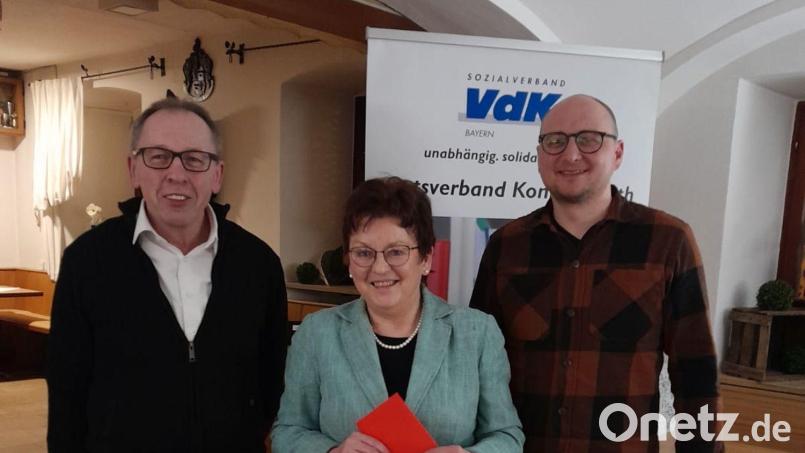 Renten-Expertin Brigitte Scharf referierte kürzlich in Konnersreuth. Mit im Bild VdK-Ortsverbandsvorsitzender Lorenz Haberkorn (links) und SPD-Ortsvorsitzender Markus Wenisch. Bild: SPD und VdK Konnersreuth/exb