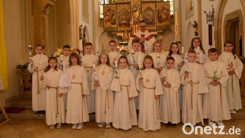 Stadtpfarrer Adam Karoclzak feiert mit19 Kindern aus der Großgemeinde Pleystein das Fest der Heiligen Erstkommunion. Bild: bey