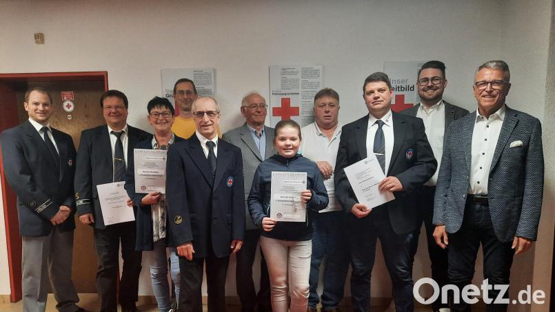 Ehrungen gab es bei der Wasserwacht Tirschenreuth. Das Bild zeigt von links Daniel Schmidkonz von der Kreiswasserwacht, Robert Wolfrum, Kerstin Breitfeld, Markus Zapf, Vorsitzenden Ralf Püschner, Erwin Steiner, Hannah Schedl, Martin Höfler, Michael Bartsch, BRK-Kreisgeschäftsführer Sven Lehner und Bürgermeister Franz Stahl. Bild: Inge Püschner/exb