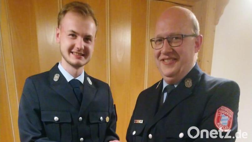 Kommandant Florian Müller (rechts) ernannte Lukas Kopp zum Oberfeuerwehrmann. Bild: Martin Hautmann/exb