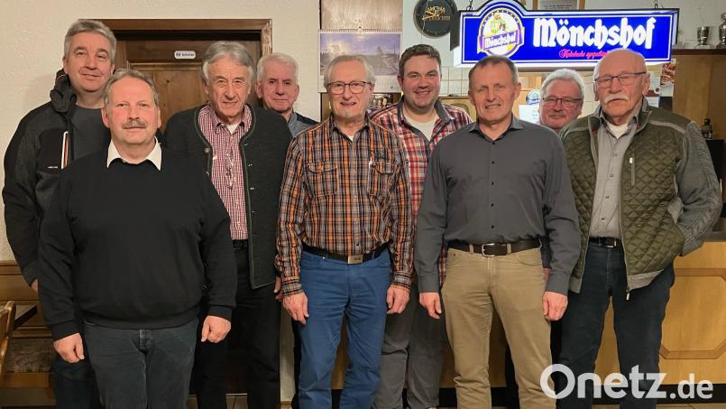 Der alte und neue Vorstand mit Jagdvorsteher Florian Söllner (Vierter von rechts), Stellvertreter Alexander Moller, (hinten links), Kassier Hans-Jürgen Schmidt (rechts) und Schriftführer Armin Schmelzer (Dritter von rechts). Jagdpächter Josef Scherm (Zweiter von rechts). Bild: ld