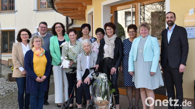 Senior-Wirtin Anna Kölbl (Mitte) feiert 90. Geburtstag. Dazu gratulieren ihre Töchter, Pfarrer Udo Klösel (links), Bürgermeister Armin Bulenda (rechts) sowie eine Abordnung des Frauenbundes und der Frauen-Union. Bild: gi