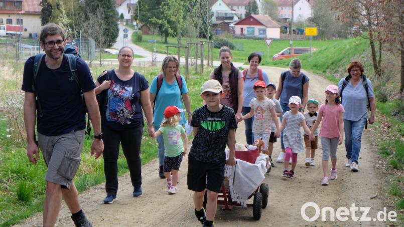 Die Familien der katholischen Pfarrgemeinde machen sich gemeinsam auf den Weg. Bild: le