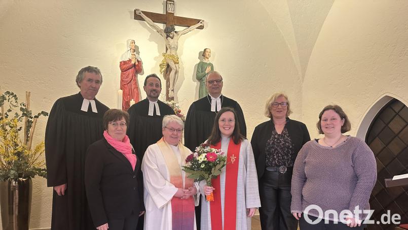 Diakonin Bettina Kopp (vorn, Dritte von links) wird in ihr neues Amt eingeführt, hier mit den Dekanen Thomas Guba (rechts) und Andreas Uztat (links sowie Pfarrer Stefan Fischer (Mitte) und Vertreterinnen des Erwachsenenbildungswerks. Bild: hdk