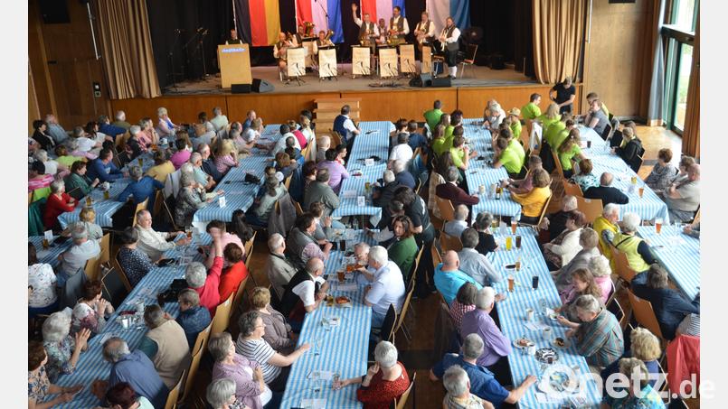 Einen schwungvollen Auftakt legt die Gruppe &quot;Böhmische Blechblous&#039;n&quot; am Sonntagnachmittag in der Stadthalle beim Musikantentreffen im Jubiläumsjahr hin. Bild: dob