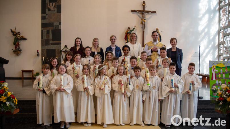 22 Kinder treten erstmals an den Tisch des Herrn (hinten, von links): Lehramtsanwärterin Vicky Steindl, die Klassleiterinnen Marie Nietschmann und Simone Koch, Schulleiterin Janina Schmidt, Pfarrer Dominik Mitterer und Gemeindereferentin Regina Probst. Bild: Ludwig Schneider/exb