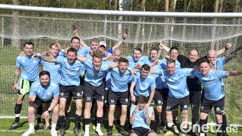 Jubel bei den Spielern der SF Ursulapoppenricht mit Trainer Sven Seitz (hintere Reihe, Dritter von rechts) über den Gewinn der Meisterschaft in der Kreisklasse Süd. Bild: Hubert Ziegler