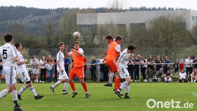 Der SV Neusorg (weiße Trikots) fuhr einen klaren Heimsieg gegen die DJK Ebnath ein. Bild: Dieter Jäschke