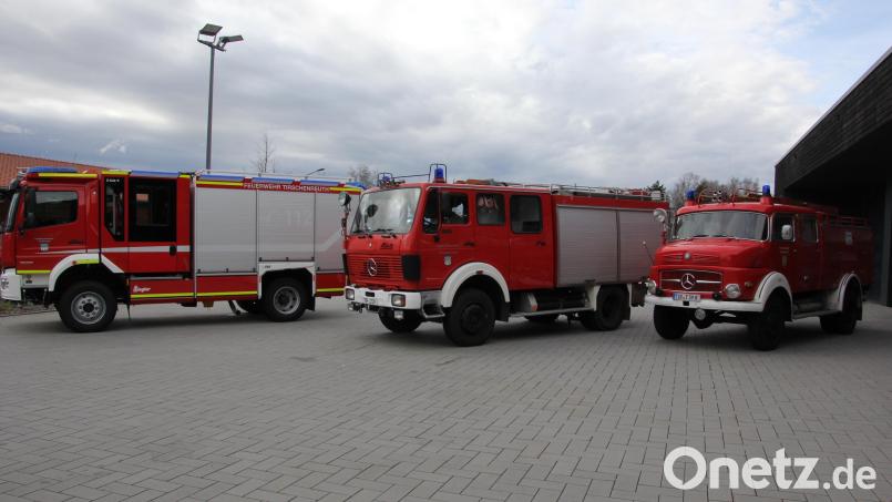 Tirschenreuther Feuerwehrgeschichte bei den Tanklöschfahrzeugen: links das neueste, in der Mitte das „ausrangierte“, Baujahr 1986, und rechts das älteste, Baujahr 1961, das heute hauptsächlich als Hochzeitsauto dient. Bild: kro