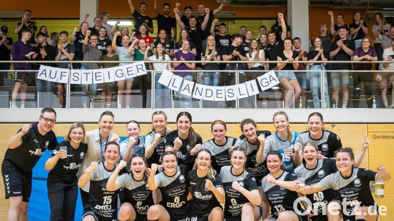 Die Damen des HV Oberviechtach besiegen den Tabellenzweiten HSG Weiden sicher mit 29:20 und steigen damit zum ersten Mal in der 40-jährigen Geschichte des HV in die Landesliga auf. Das Besondere daran: Der Erfolg gelang nur mit Eigengewächsen. Bild: Günter Uschold