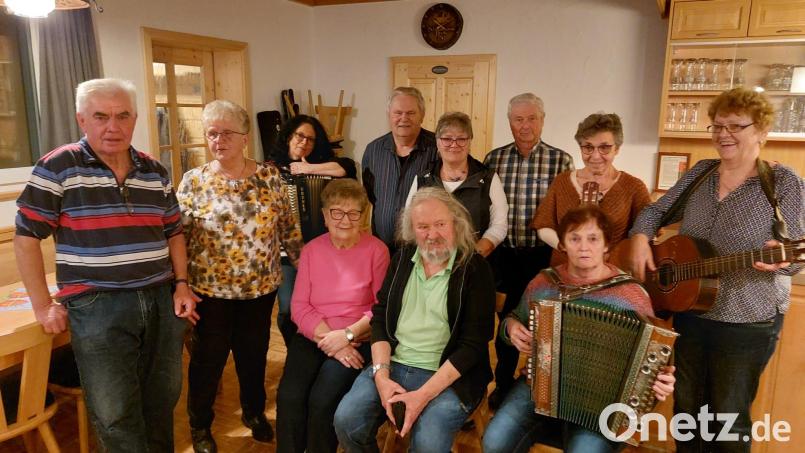 Die Sänger und Musikanten beim Musikantentreffen im Sportheim sangen den Frühling herbei. Bild: Böhm/exb