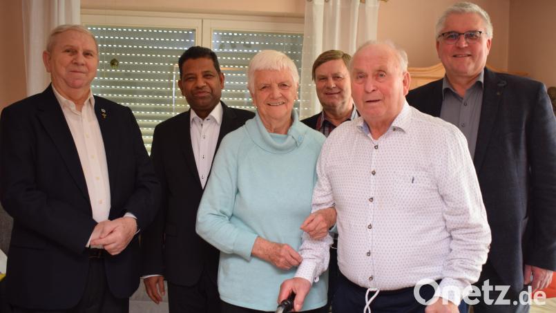 Voll Dankbarkeit und Zufriedenheit können Annemarie und Johann Most aus Pfreimd die Eiserne Hochzeit feiern. Die Glückwünsche zum Jubelfest überbringen Bürgermeister Richard Tischler (rechts) und Pater Georg (Zweiter von links) sowie Pfarrer Josef Most (links) und Heribert Most, beide Brüder des Bräutigams. Bild: bnr