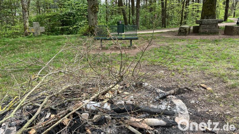 An dem idyllischen Picknick-Platz beim Steinernen Tisch finden sich die Überreste des Feuers. Bild: Gabi Schönberger