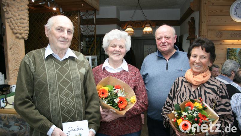 Dank galt ausgeschiedenen Vorstandsmitgliedern: Im Bild von links Theo und Martha Höfer, Vorsitzender Erwin Bächer, Hedwig Wendl. Bild: Klaus Peter Rohrer/exb