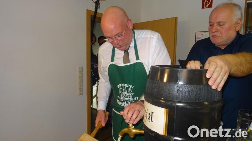 Oberbürgermeister Oliver Weigel zapft in der Hammerner Dorfkneipe das erste Fass Bier an. Jürgen Bayern hilft. Bild: apr