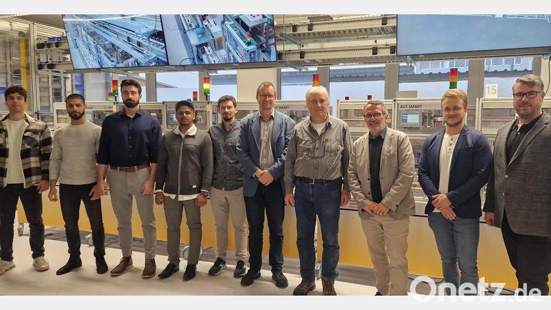 Bei der Entwicklung des Industrie 4.0 Edge-Device (I4.0 ACE) arbeiten verschiedene Organisationen zusammen – darunter das An-Institut aia, das Innovations- und Kompetenzzentrum für Künstliche Intelligenz (IKKI) der OTH Amberg-Weiden, das Laboratory for Safe and Secure Systems (Las3) der OTH Regensburg und die Firma MSF-Vathauer Antriebstechnik. Bild: Wiesel/OTH Amberg-Weiden/exb