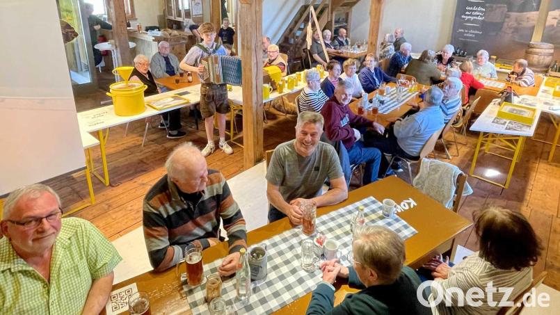 Einen guten Besuch im &quot;Biererlebnis&quot; in Eslarn garantieren Musiker Simon Maier und das reichliche Angebot des Quartiermanagements. Bild: gz