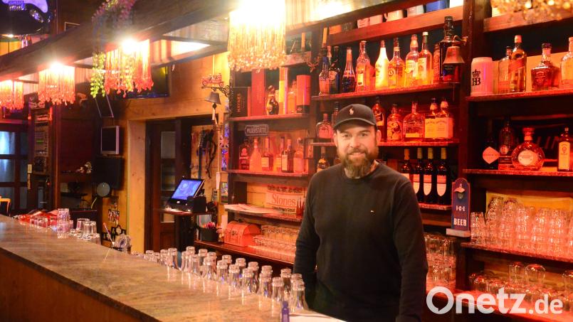 Wirt Tom Bauer steht oft selbst hinterm Tresen seines Musikclubs. Bild: Kunz