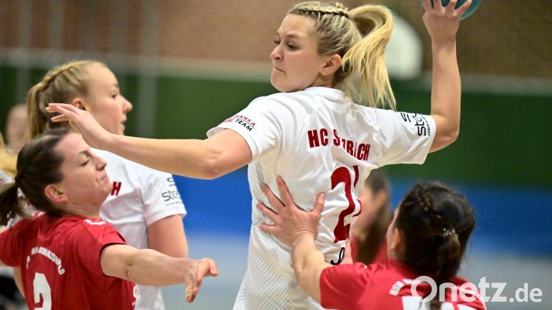 Christina Plößl (Mitte) bekam vom Trainer ein Sonderlob. . Hubert Ziegler