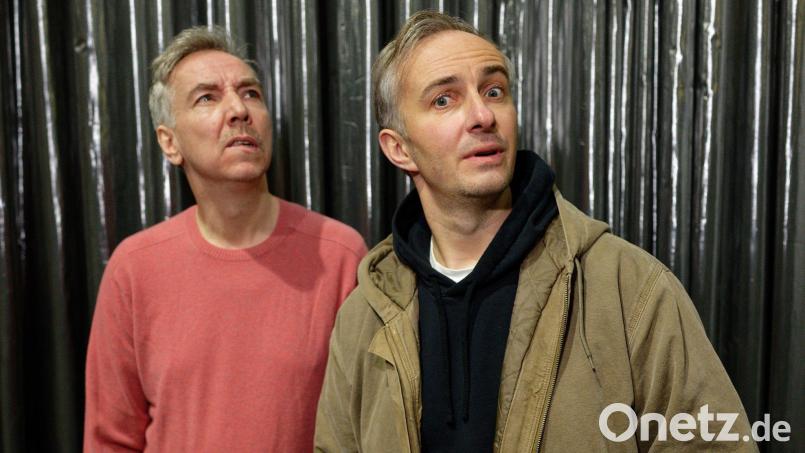 Olli Schulz (l) und Jan Böhmermann haben Spaß beim ESC. Bild: Henning Kaiser/dpa