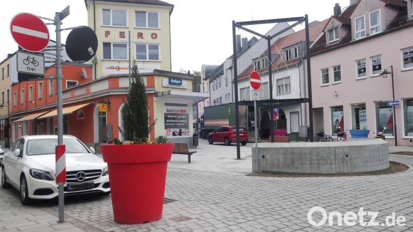 Große, farbige Pflanztröge, ein Rankgitter für Kletterpflanzen und eine halbrunde Mauer prägen das neue Erscheinungbild des Schlesierplatzes in Schwandorf. Bild: Hirsch