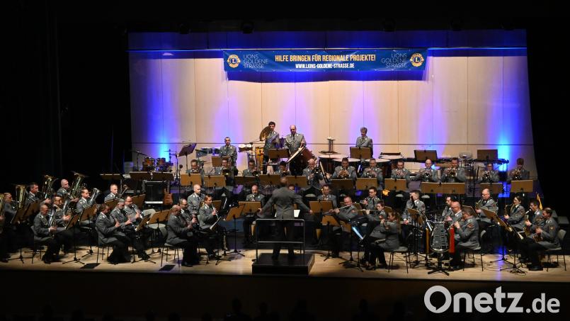 Mit den letzten Klängen der Fanfare aus &quot;Also sprach Zarathustra&quot; war die Bühne beim Gastspiel des Heeresmusikkorps Veitshöchheim unter der Leitung von Oberstleutnant Roland Kahle hell erleuchtet. Bild: kki