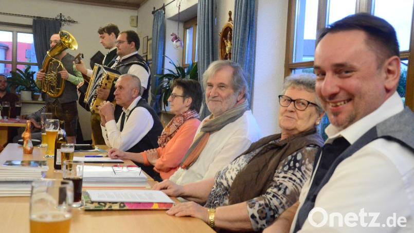 Die Autoren bei der Mundartlesung. Von rechts: Markus Keßler, Christa Haubner, Günter Weber, Gertraud Mois, Wolfgang Leo Bäumler und die "Schirmitzer Wadlbeißer". Bild: Kunz