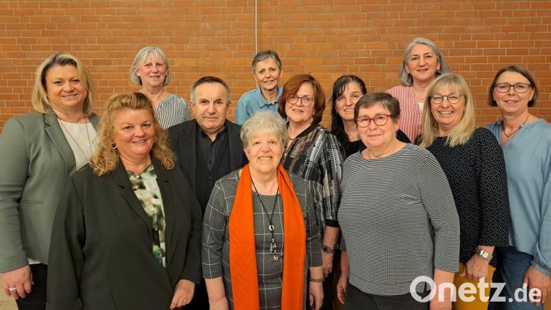 Das Frauenbund-Team (vordere Reihe, von links): Stellvertretende Diözesanvorsitzende Kerstin Aufschneider, Emily Hirschmann-Pirzer, Pfarrer Eduard Kroher, Irene Meyer, Sigrid Pirzer, Ulli Albrecht, Gabi Pongratz-Paul, Hedwig Nübler, Judith Dotzler; (hintere Reihe, von links): Vorsitzende Angelika Kirner, Heidi Riß und Claudia Huber. Bild: exb