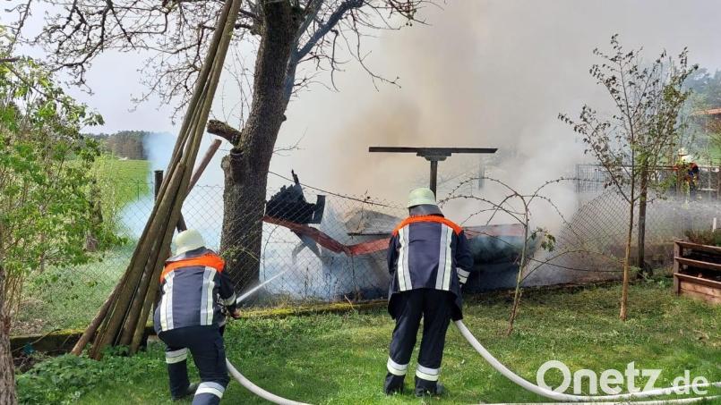 In Ohrenbach (Landkreis Amberg-Sulzbach) hat am Montag ein Bienenhaus gebrannt. Bild: Feuerwehr Michelfeld/exb