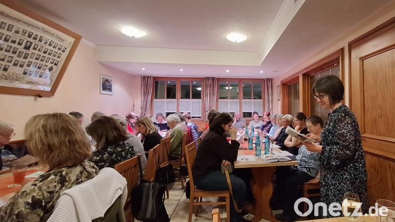 Vorsitzende Kerstin Bodendörfer (stehend) stellte das Jahresprogramm 2024 vor. Bild: Sandra Henselmann/exb