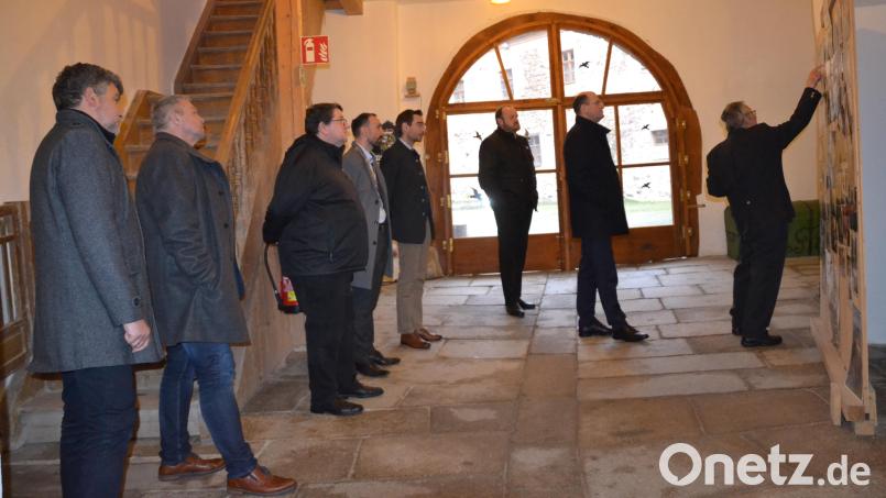 Heimatminister Albert Füracker (Zweiter von rechts) wird vom Vorsitzenden des Fördervereins Peter Garreiss (rechts) durch das Schloss geführt. Bild: gi