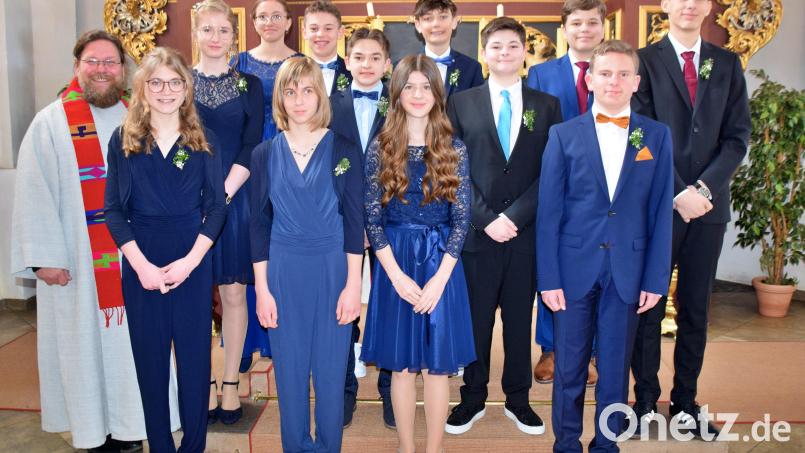Von links Diakon Bernd Deyerl, Hanna Hauenstein , Paula Schwab, Emma-Sophie Brunner, Johanna Flierl, Jonas Koch, Thilo Heuberger, Luisa Ringer, Jakob Haller, Hannes Kugler, Michael Pöllinger, Lukas Prillwitz, Lukas Guttenberger Bild: hdk