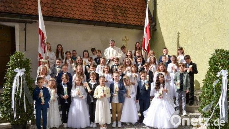 Bei strahlendem Sonnenschein hat die Pfarrei St. Johannes der Täufer in Auerbach am Weißen Sonntag die Erstkommunion gefeiert. Bild: Daniel Trenz/exb