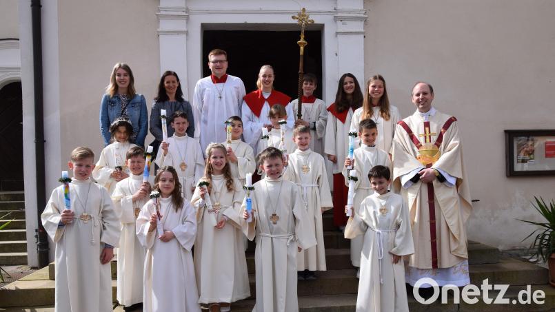 Zwölf Kinder aus der Pfarreiengemeinschaft Hohenburg, Adertshausen und Allersburg feiern am Weißen Sonntag Erstkommunion, hier zusammen mit Pfarrer Hans Zeitler (rechts) sowie Klassenleiterin Nina Bayer und Schulleiterin Christine Kölbl (hinten, von links). Bild: bö