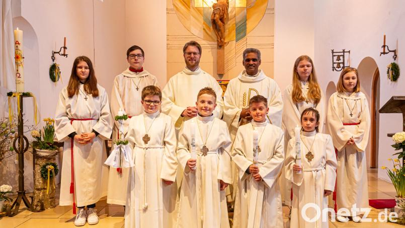 Vier Kinder - Lisa-Marie Küspert, Jonathan Voit, Jannik Baldwin-Söllner und Florian Söllner (von rechts) - gingen am vergangenen Sonntag in der Pfarrkirche in Brand zum ersten Mal zur ersten Heiligen Kommunion. Bild: Markus Koenig/exb