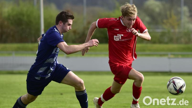 Der Nabburger Finn Grünauer (rechts) war gegen Schmidgaden (links Samuel Hausmann) nicht zu stoppen, traf beim 4:2-Sieg drei Mal. Bild: ham