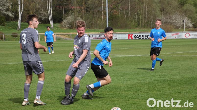 Kreisliga-Spitzenreiter Union Selb feierte beim TSV Konnersreuth einen klaren 4:0-Erfolg. Hier spielt Ege Özkan (blaues Trikot) den Ball an zwei Konnersreuther Akteuren vorbei. Bild: kro
