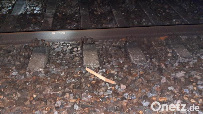 Die Holzleiter wurde völlig zerstört. Übrig geblieben sind Reste neben dem Bahngleis. Bild: Bundespolizeiinspektion Waldmünchen
