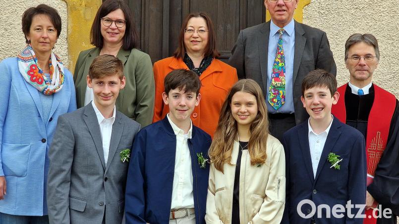 Pfarrer Andreas Ruhs (rechts) und die Mitglieder des Kirchenvorstands freuen sich mit den vier Konfirmanden (vorne, von links) Fabian Bock, Jonah Bräuer, Luise Baumgärtner und Bruno Bräuer. Bild: R. Kreuzer