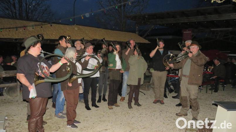 Die Jagdhornbläser aus Weiden-Neustadt und Windischeschenbach eröffnen den Empfang zum Jägersilvester. Bild: adj