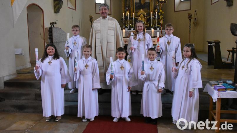 Das sind die Erstkommunionkinder aus Döllnitz mit Pfarrer Adam Nieciecki, der vor dem Fest nach den Sonntagsgottesdiensten im Pfarrheim die Kinder auf die Kommunion vorbereitete. Bild: Sieglinde Schärtl