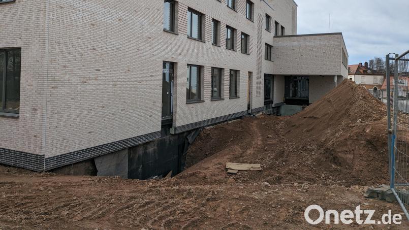 Das Kellergeschoss des Behördenneubaus an der Egerer Straße in Waldsassen ist inzwischen wieder freigelegt worden. Einfluss auf den Termin der Fertigstellung habe diese Aktion aber nur unwesentlich, informiert das Bauamt Amberg-Sulzbach auf Anfrage. Bild: pz